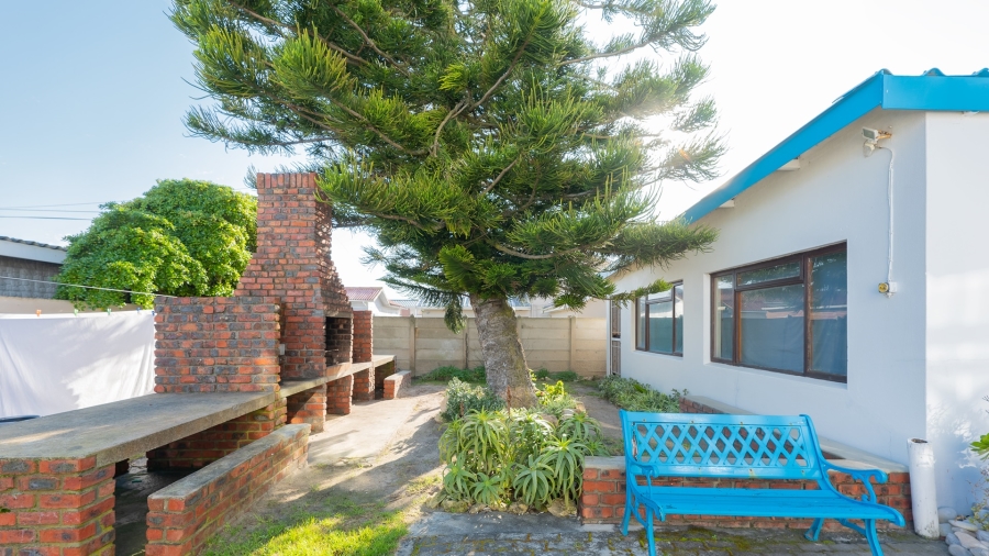 7 Bedroom Property for Sale in Struisbaai Western Cape